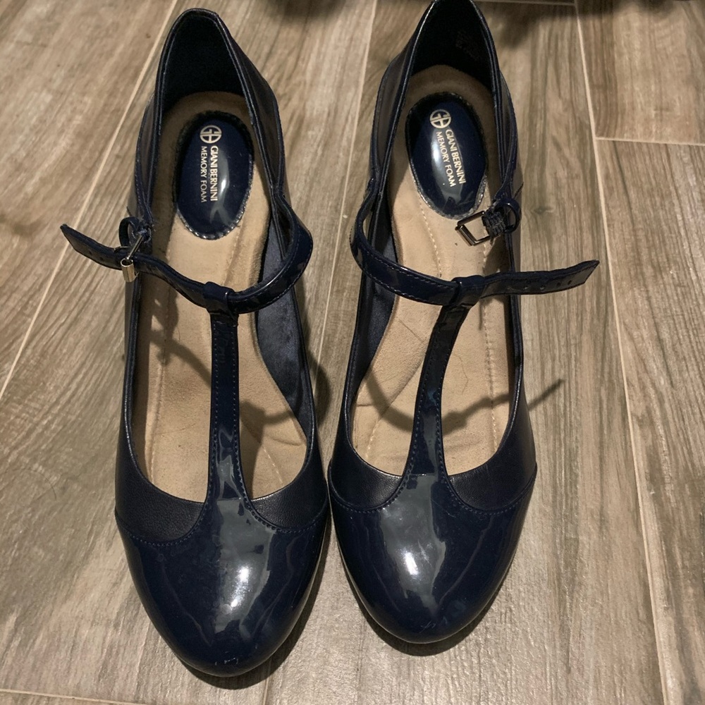 Giani Bernini
Womens Vallay Leather Closed Toe